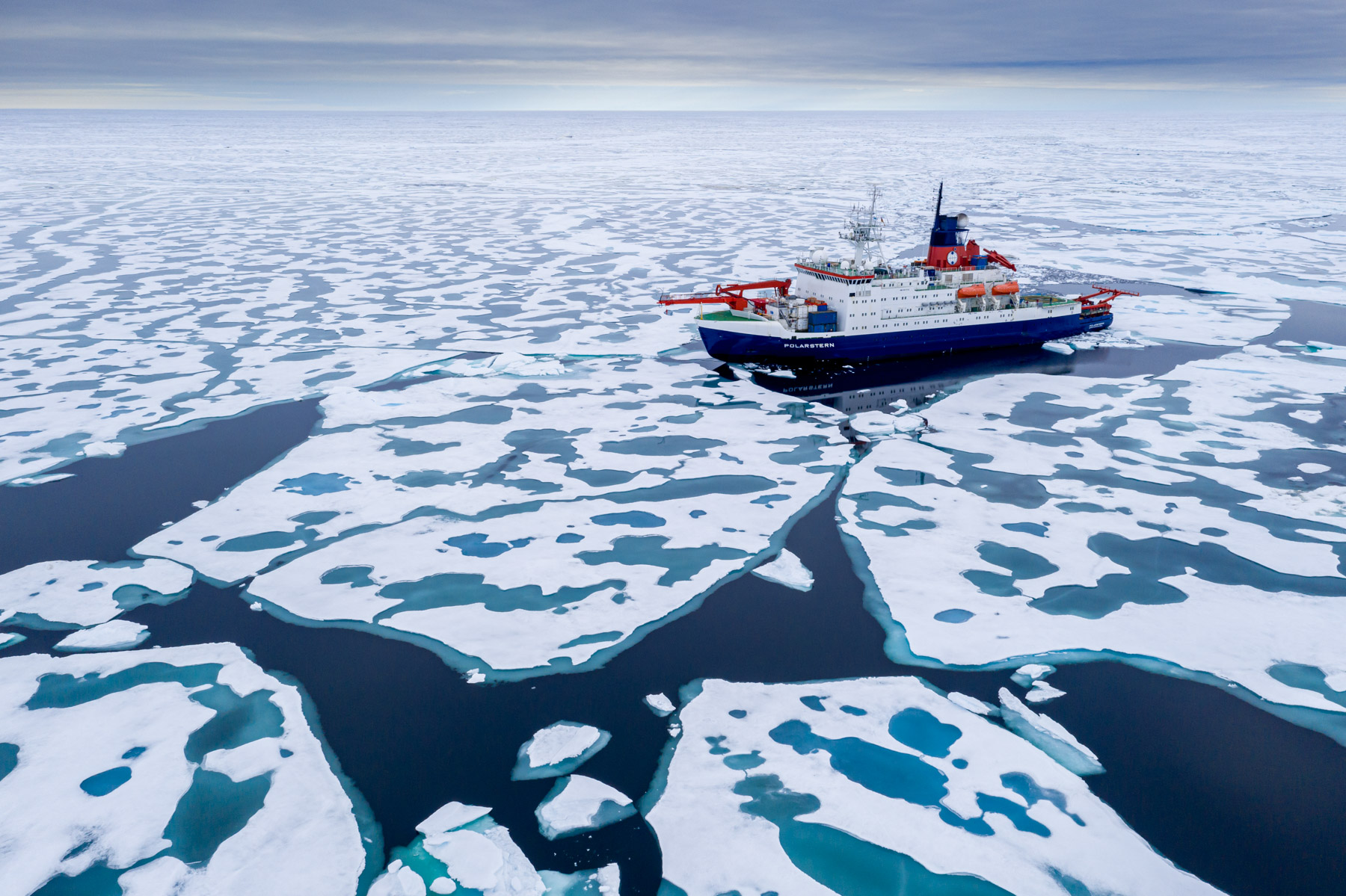The Polarstern heads to the new MOSAiC ice floe via the North Pole