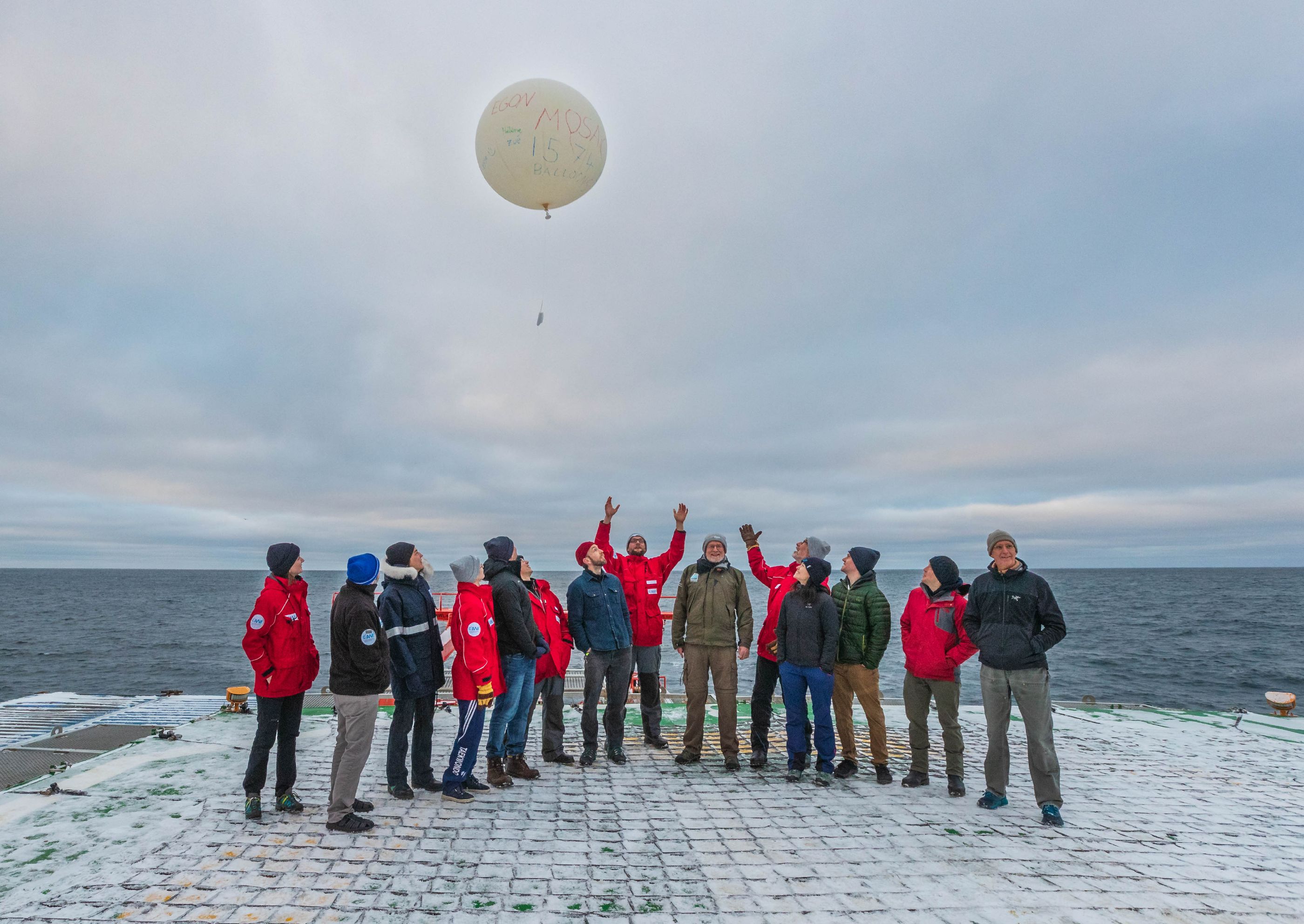Atmosphere team releases its last weather balloon of MOSAiC