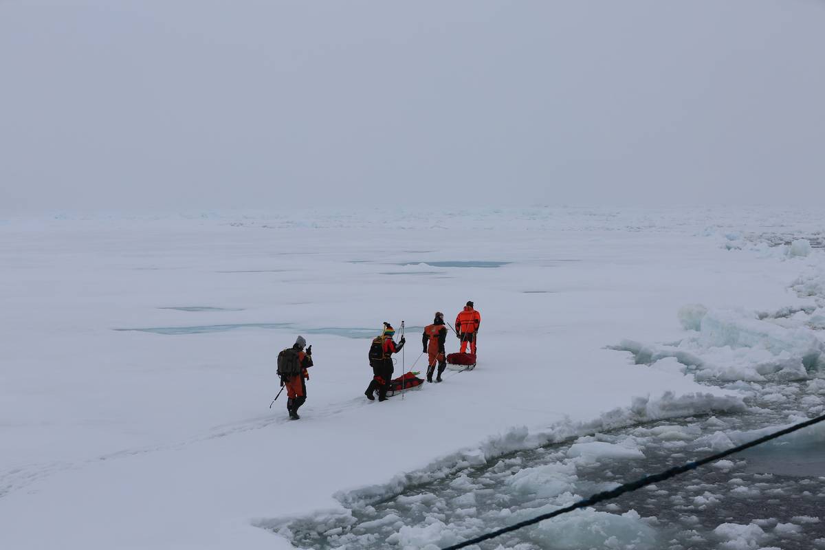 MOSAiC Leg 4 team on floe